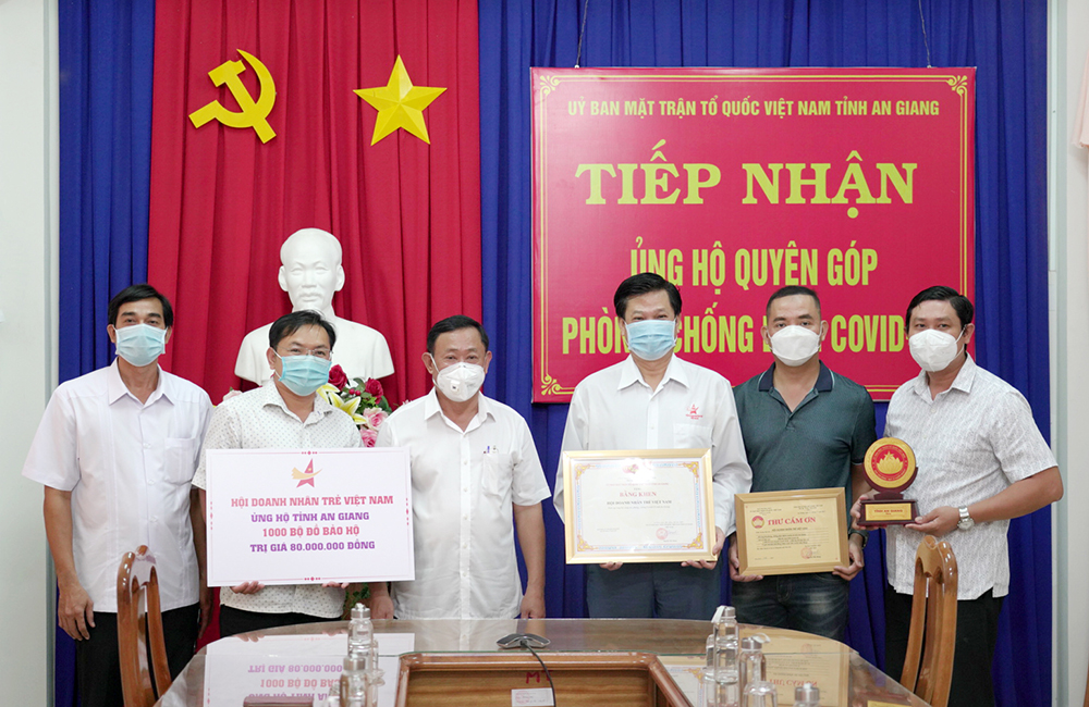 Hội Doanh nhân trẻ Việt Nam tặng tỉnh An Giang 1.000 bộ đồ bảo hộ y tế