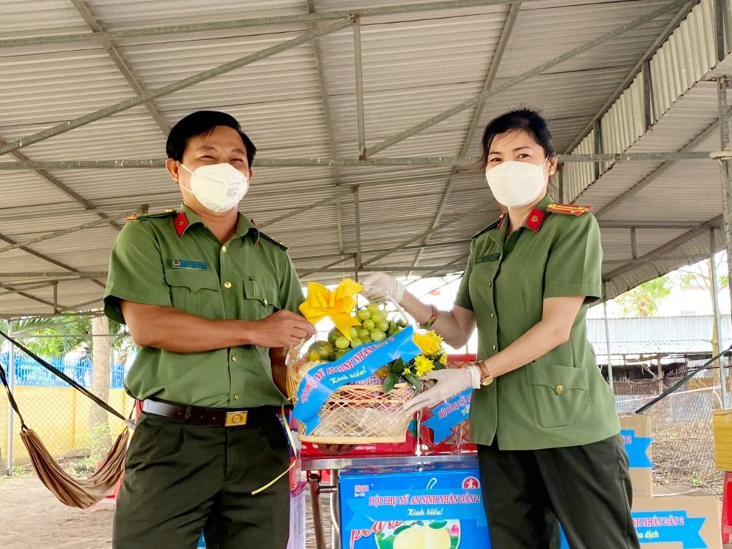 Phụ nữ Công an An Giang động viên đồng đội nơi tuyến đầu chống dịch