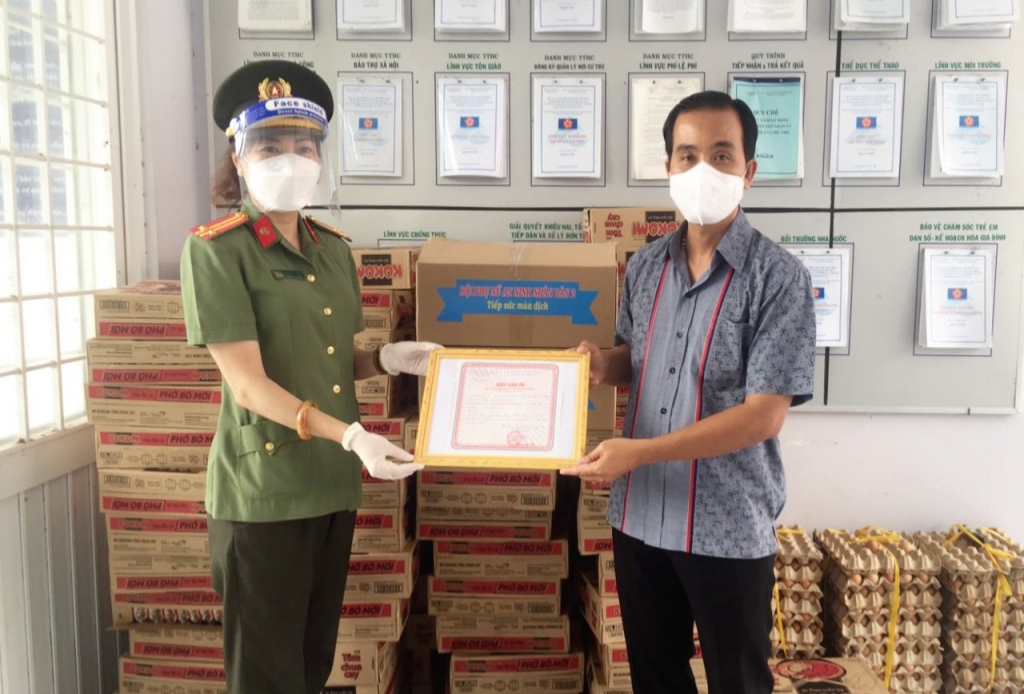 Phụ nữ Công an An Giang động viên đồng đội nơi tuyến đầu chống dịch