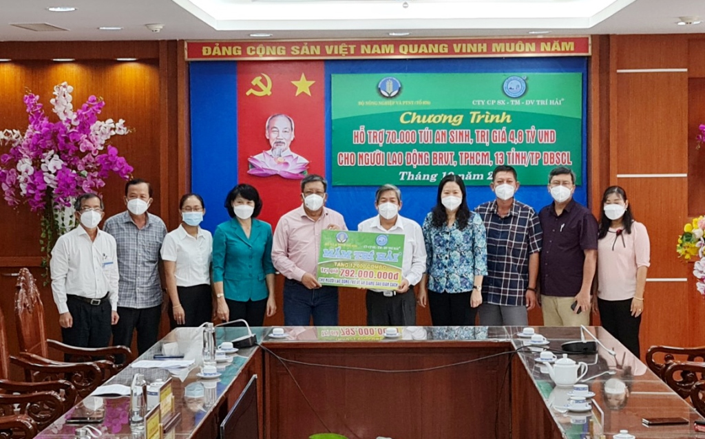 Tổ công tác 970 tặng 12.000 túi an sinh cho An Giang