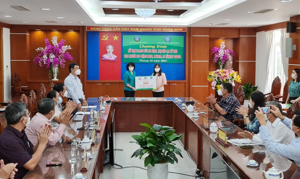 Tổ công tác 970 tặng 12.000 túi an sinh cho An Giang