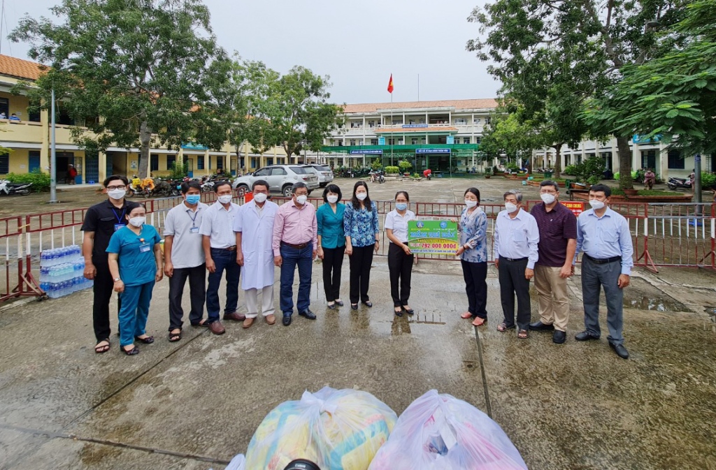 Tổ công tác 970 tặng 12.000 túi an sinh cho An Giang