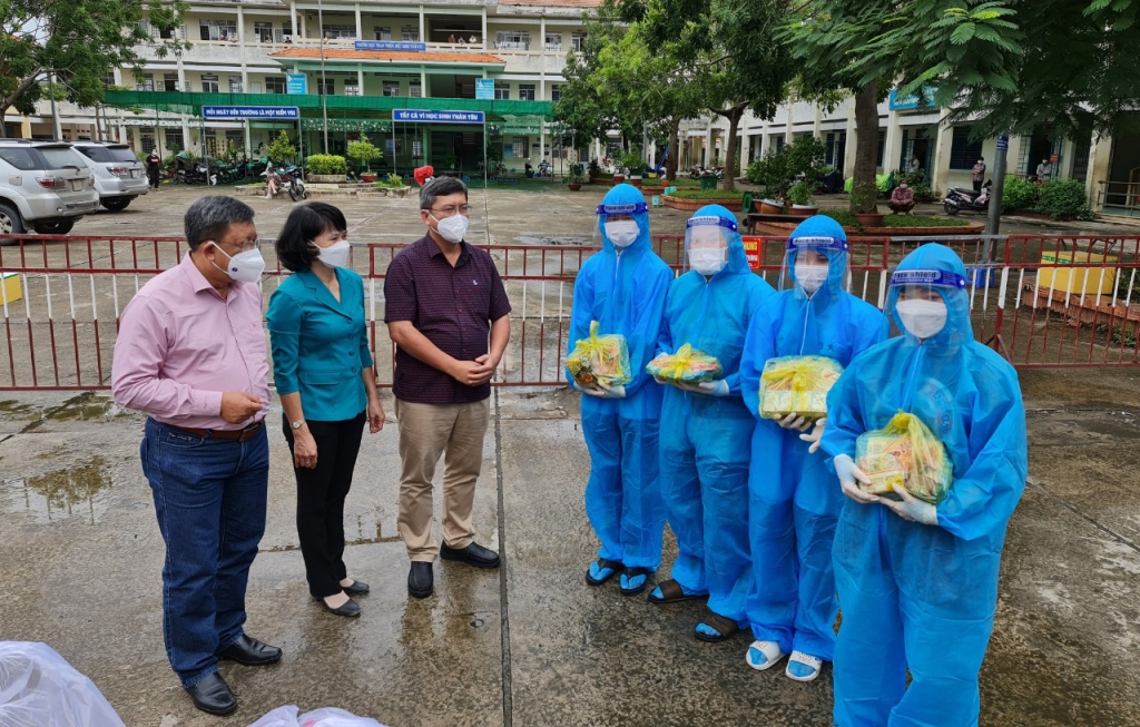 Tổ công tác 970 tặng 12.000 túi an sinh cho An Giang