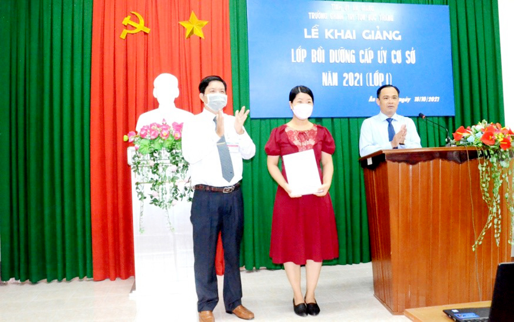 Khai giảng lớp bồi dưỡng cấp ủy cơ sở