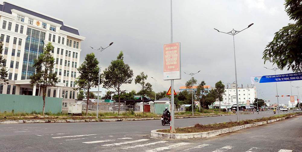 TP. Long Xuyên tháo dỡ dãy phân cách làn xe đường Nguyễn Thái Học