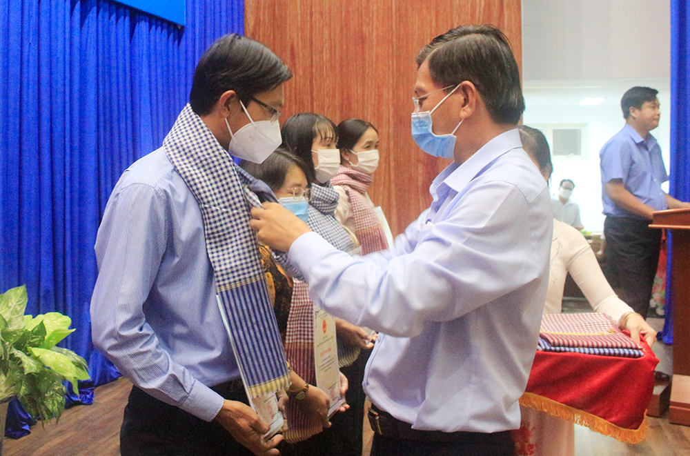 TP. Long Xuyên tuyên dương, khen thưởng các cá nhân tham gia đón tiếp công dân về quê