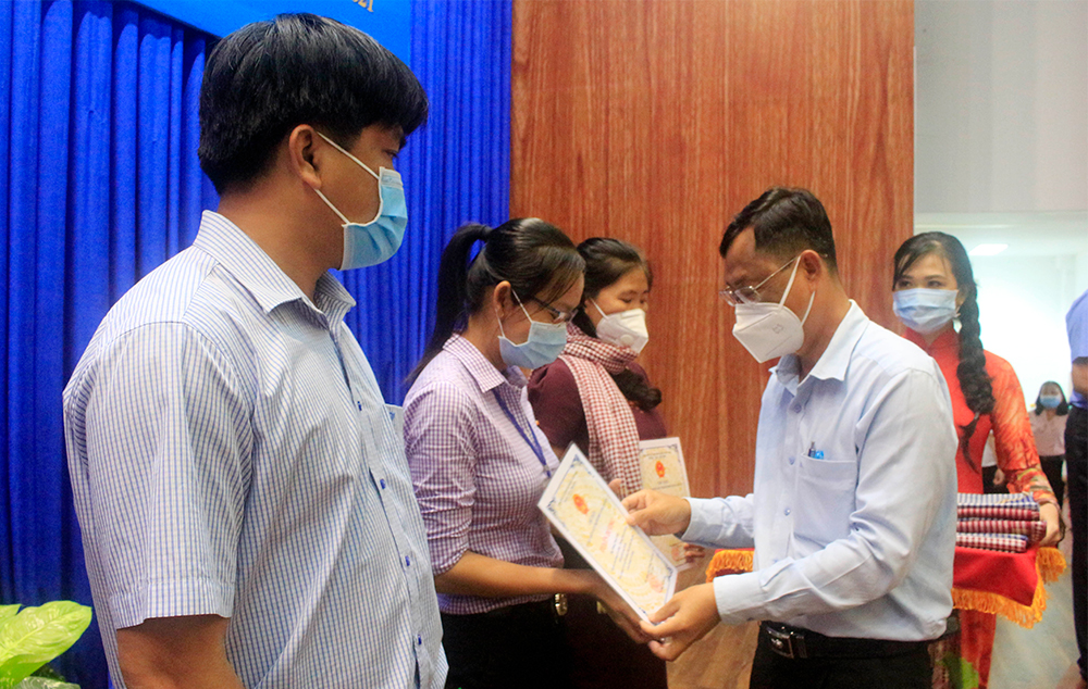 TP. Long Xuyên tuyên dương, khen thưởng các cá nhân tham gia đón tiếp công dân về quê