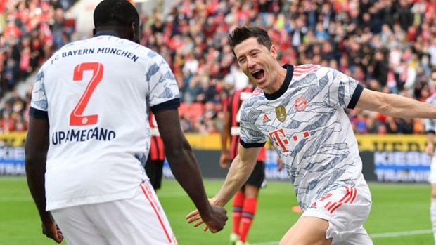 Bayern Munich đòi lại ngôi đầu Bundesliga sau chiến thắng 'hủy diệt'