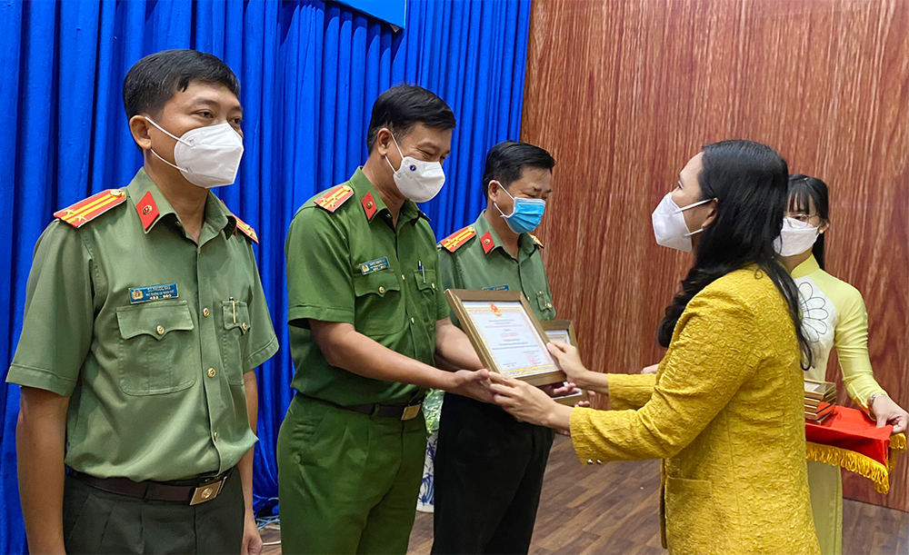 TP. Long Xuyên tuyên dương, khen thưởng các cá nhân tham gia đón tiếp công dân về quê