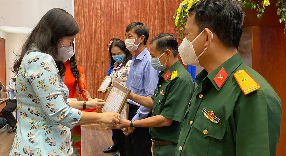TP. Long Xuyên tuyên dương, khen thưởng các cá nhân tham gia đón tiếp công dân về quê