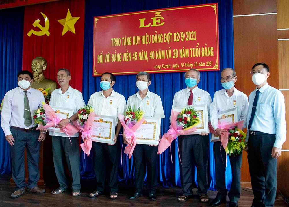 Ban Thường vụ Thành ủy Long Xuyên trao huy hiệu Đảng cho các đảng viên cao niên tuổi Đảng