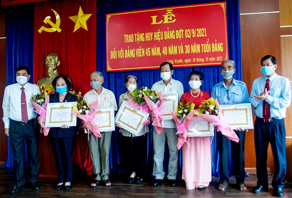 Ban Thường vụ Thành ủy Long Xuyên trao huy hiệu Đảng cho các đảng viên cao niên tuổi Đảng