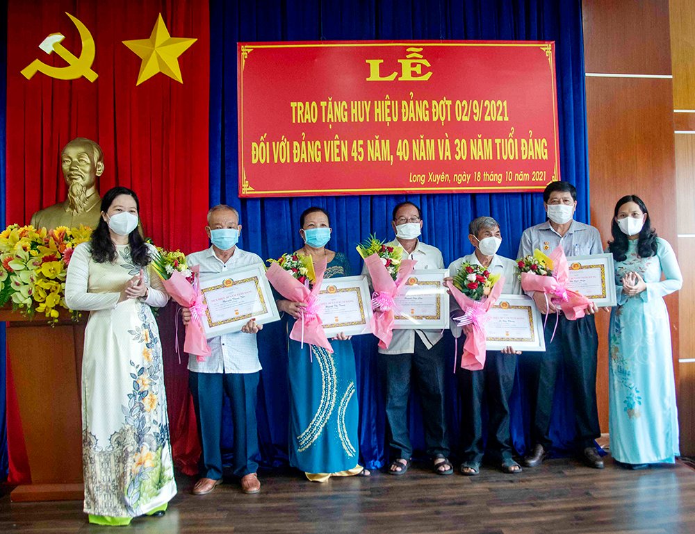 Ban Thường vụ Thành ủy Long Xuyên trao huy hiệu Đảng cho các đảng viên cao niên tuổi Đảng