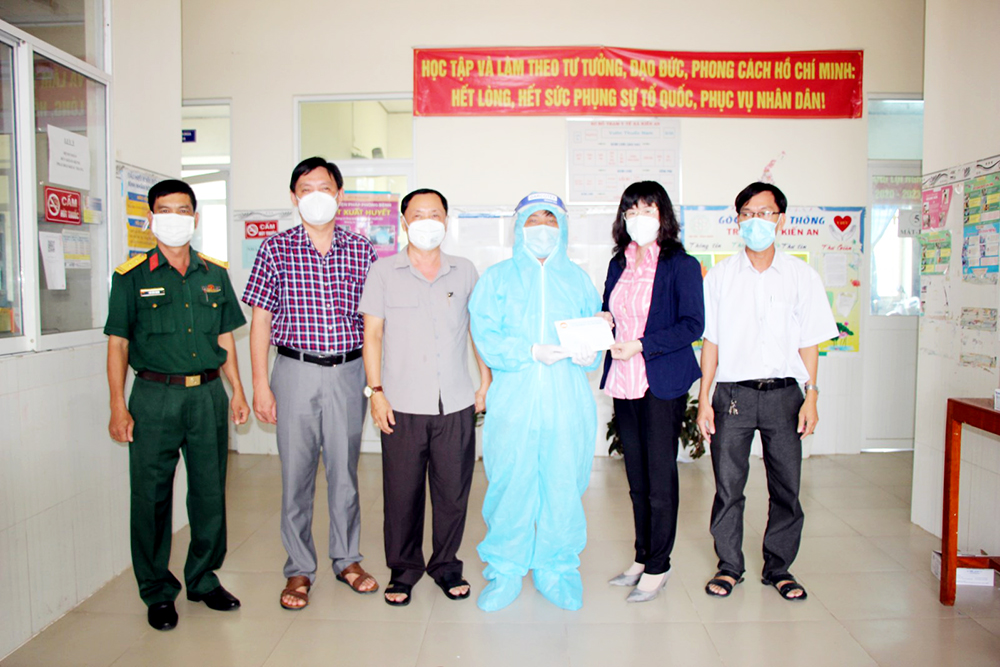 Lãnh đạo huyện Chợ Mới thăm, tặng quà lực lượng quân sự hỗ trợ tiêm vaccine phòng COVID-19 cho huyện