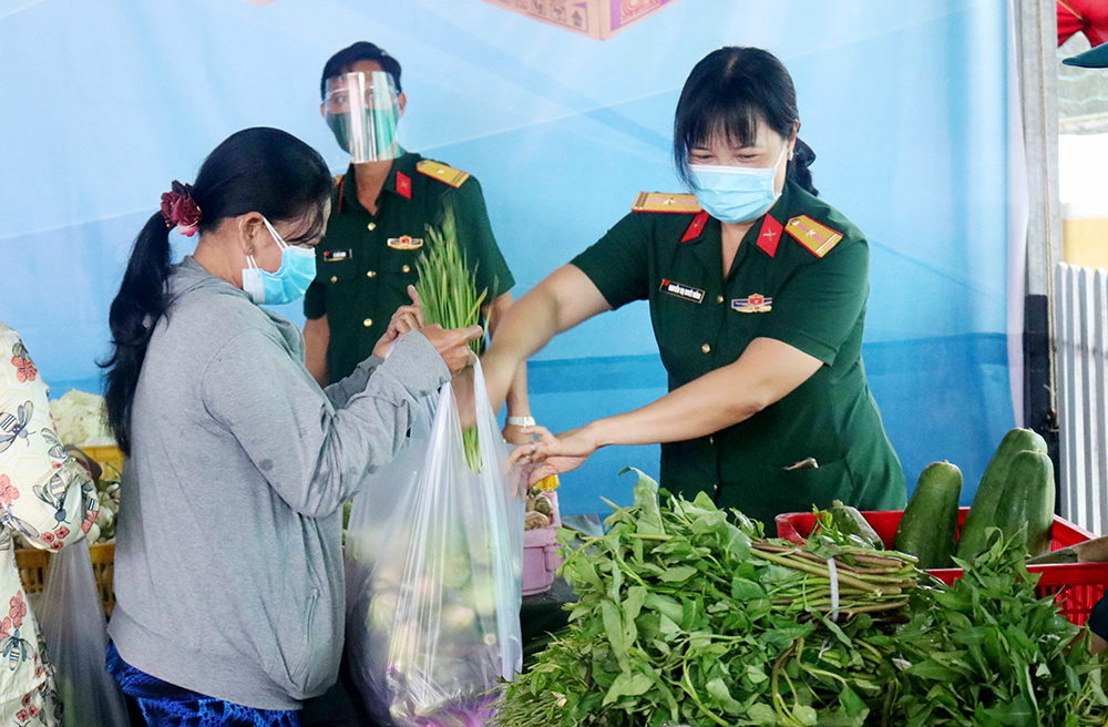 Lan tỏa yêu thương trong phụ nữ quân đội