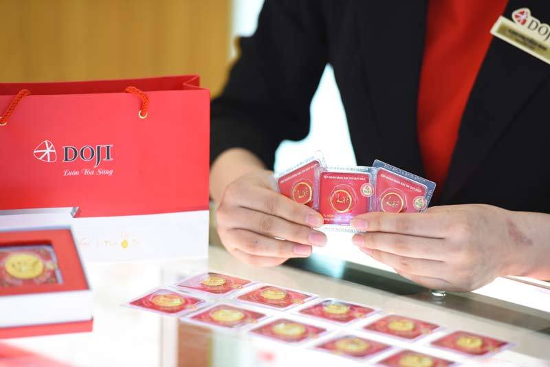 Giá vàng hôm nay 19-10: Biến động dữ dội, không dám xuống tiền