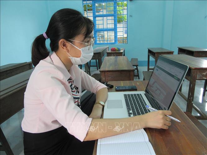 Cha mẹ lo lắng về chất lượng giáo dục, sức khỏe của con khi học trực tuyến