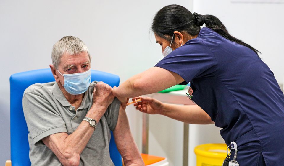 Người không tiêm vaccine có nguy cơ tái nhiễm COVID-19 nhiều lần