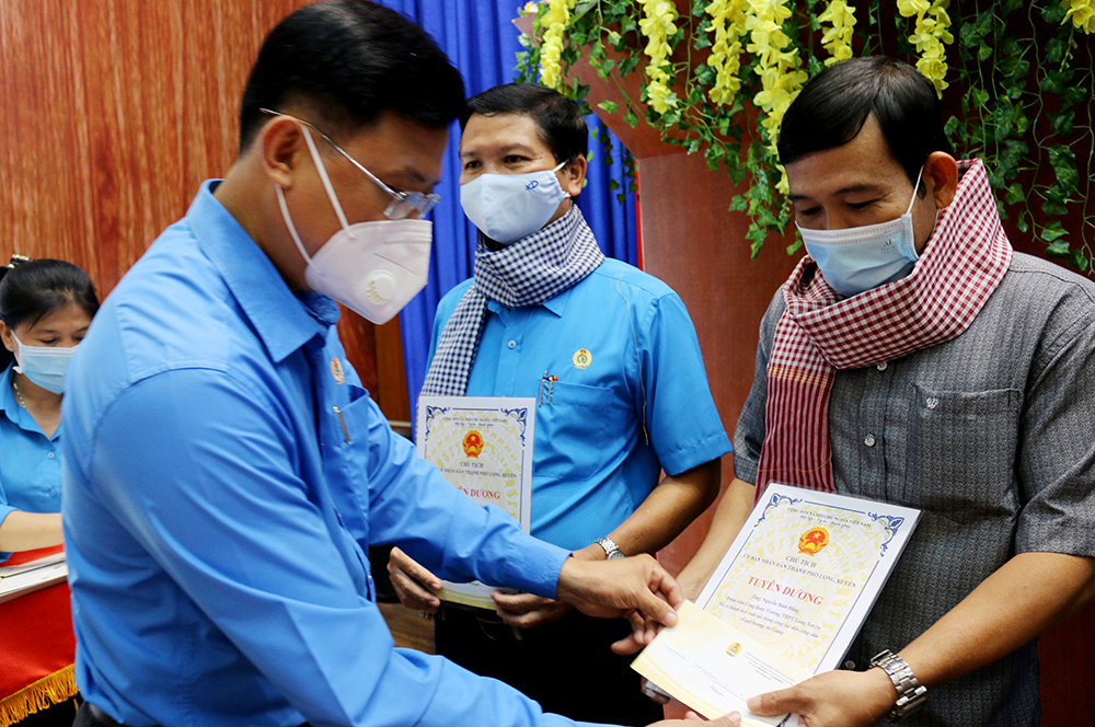 Liên đoàn Lao động tỉnh An Giang tuyên dương cán bộ, đoàn viên công đoàn hỗ trợ đón công dân An Giang về địa phương