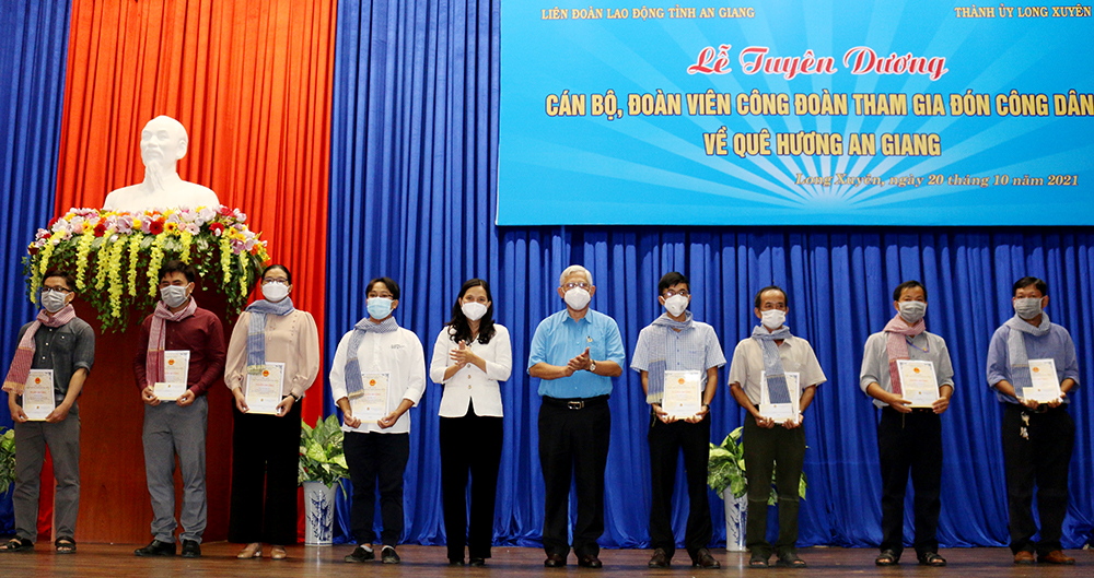 Liên đoàn Lao động tỉnh An Giang tuyên dương cán bộ, đoàn viên công đoàn hỗ trợ đón công dân An Giang về địa phương