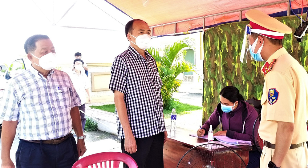 Bí thư Thành ủy Châu Đốc thăm, tặng quà lực lượng làm nhiệm vụ phòng, chống dịch COVID-19