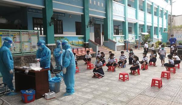 Hơn 200 học sinh TP.HCM đến trường sau 165 ngày nghỉ học
