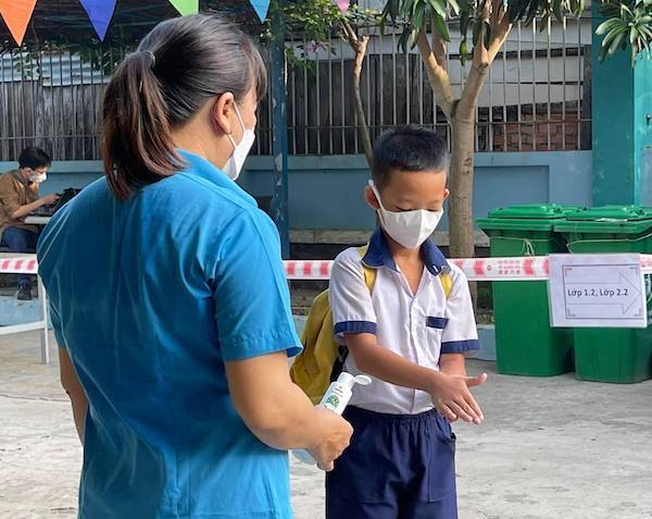 Hơn 200 học sinh TP.HCM đến trường sau 165 ngày nghỉ học