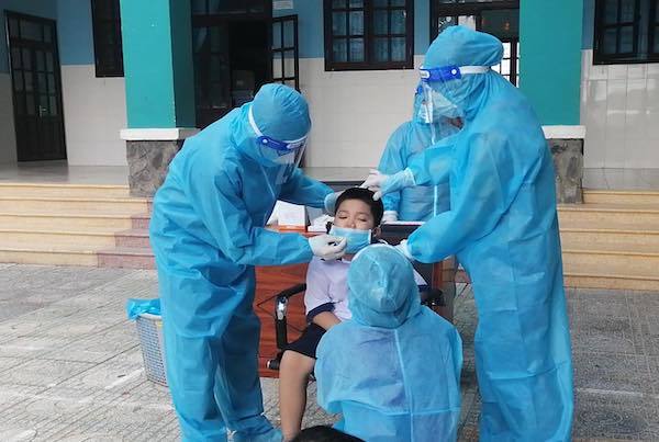 Hơn 200 học sinh TP.HCM đến trường sau 165 ngày nghỉ học