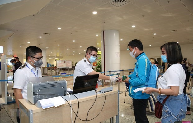 Tạo điều kiện để người Việt Nam, người nước ngoài xuất nhập cảnh