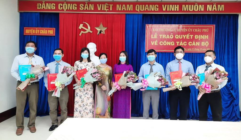 Ban Thường vụ Huyện ủy Châu Phú trao quyết định điều động, bổ nhiệm 7 cán bộ