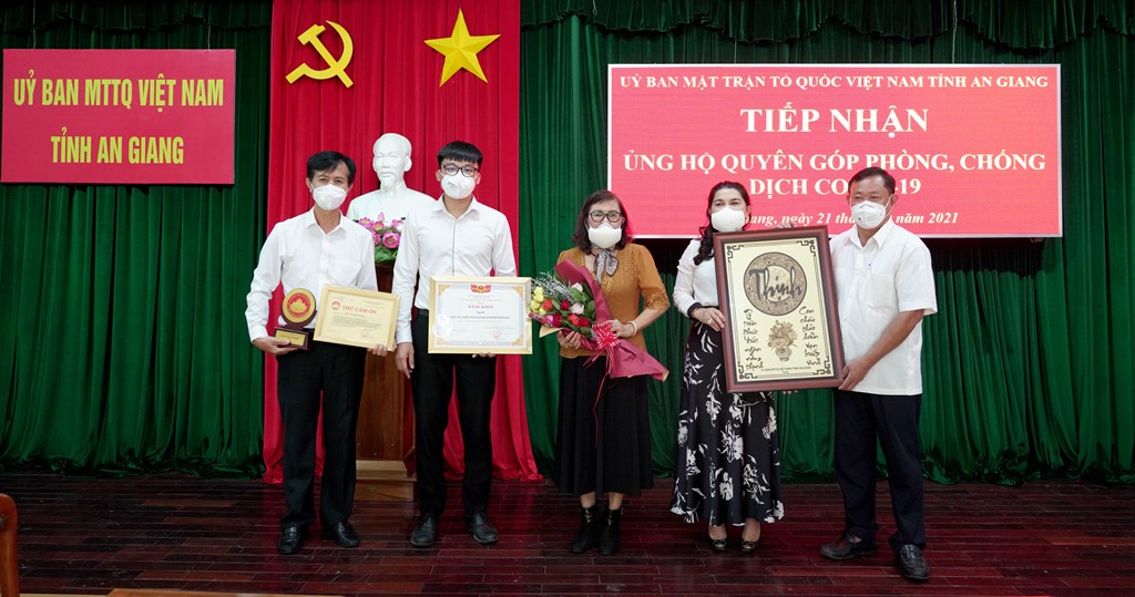 UBMTTQVN tỉnh An Giang tiếp nhận hỗ trợ vật tư y tế từ Quỹ Từ thiện Kim Oanh