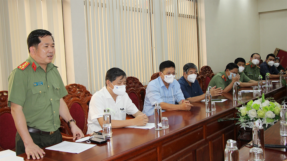 Đoàn doanh nhân TP. Hồ Chí Minh trao tặng quà cán bộ, chiến sĩ Công an An Giang ở tuyến đầu chống dịch