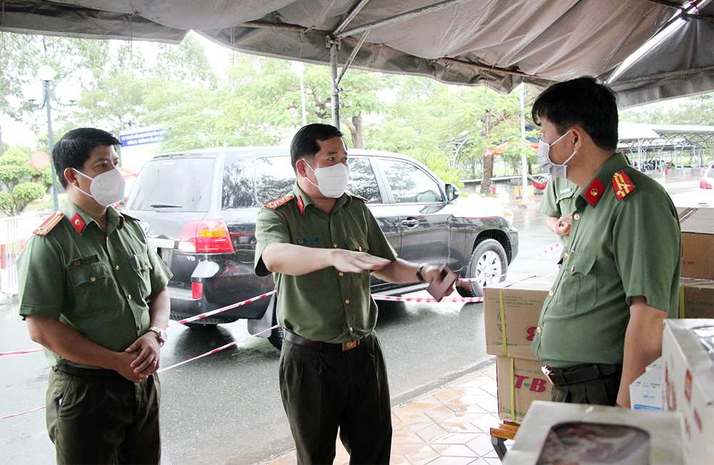 Đoàn doanh nhân TP. Hồ Chí Minh trao tặng quà cán bộ, chiến sĩ Công an An Giang ở tuyến đầu chống dịch