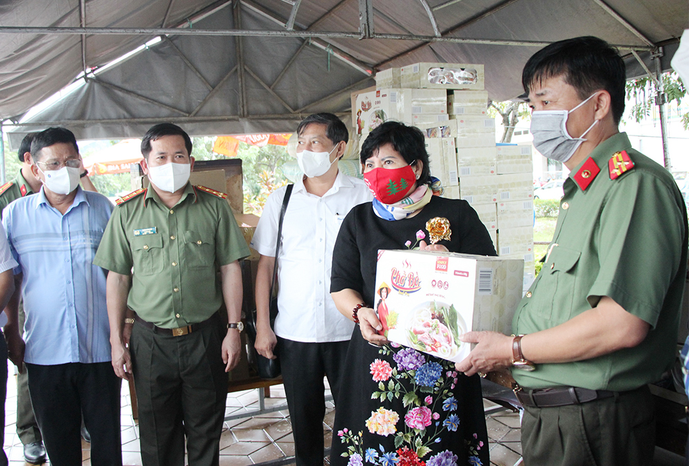 Đoàn doanh nhân TP. Hồ Chí Minh trao tặng quà cán bộ, chiến sĩ Công an An Giang ở tuyến đầu chống dịch