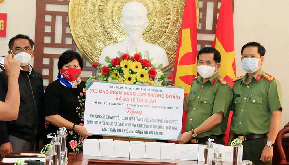 Đoàn doanh nhân TP. Hồ Chí Minh trao tặng quà cán bộ, chiến sĩ Công an An Giang ở tuyến đầu chống dịch