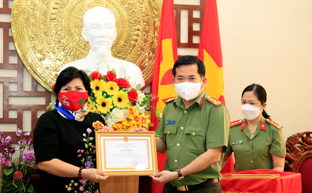 Đoàn doanh nhân TP. Hồ Chí Minh trao tặng quà cán bộ, chiến sĩ Công an An Giang ở tuyến đầu chống dịch