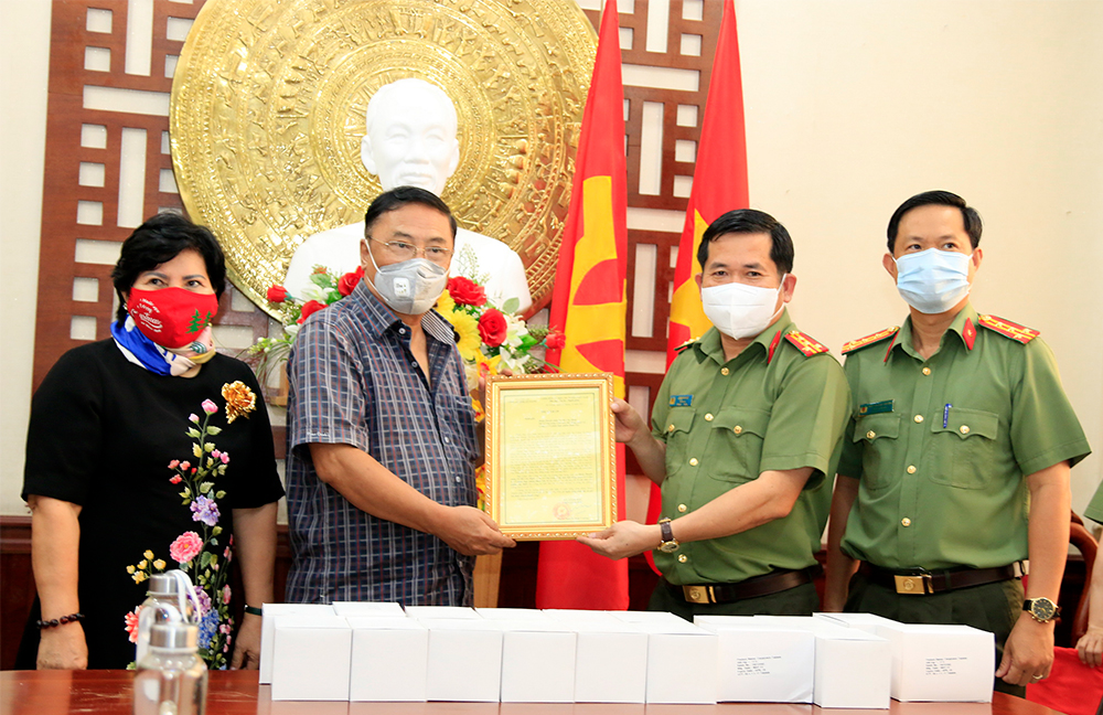 Đoàn doanh nhân TP. Hồ Chí Minh trao tặng quà cán bộ, chiến sĩ Công an An Giang ở tuyến đầu chống dịch