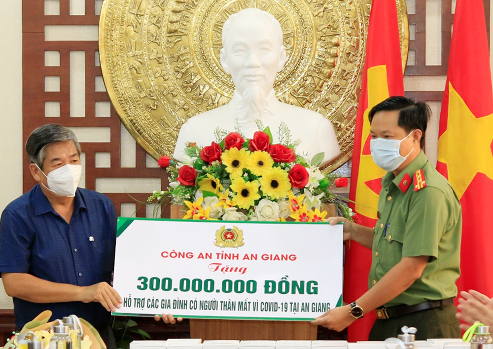 Đoàn doanh nhân TP. Hồ Chí Minh trao tặng quà cán bộ, chiến sĩ Công an An Giang ở tuyến đầu chống dịch