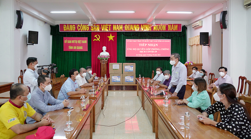An Giang tiếp nhận trang thiết bị y tế và nhu yếu phẩm do đoàn từ thiện Tập đoàn Hoa Sen trao tặng