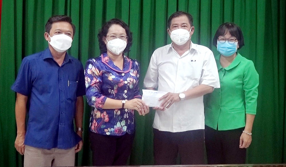 Bí thư Huyện ủy Thoại Sơn Nguyễn Thị Minh Kiều thăm, động viên lực lượng tuyến đầu chống dịch