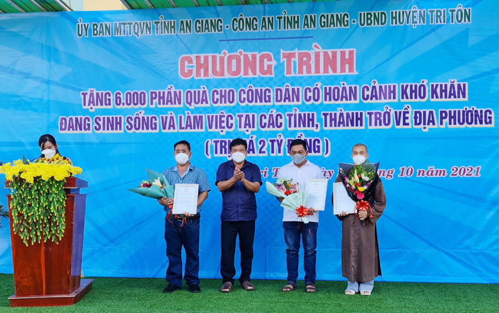 6.000 phần quà hỗ trợ người dân ngoài tỉnh về huyện Tri Tôn