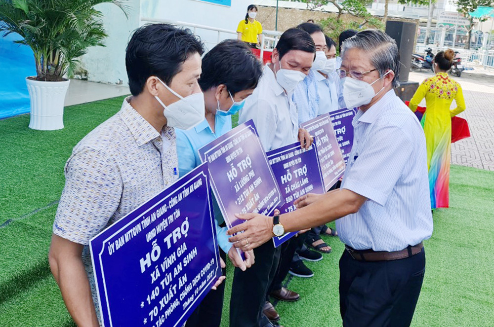 6.000 phần quà hỗ trợ người dân ngoài tỉnh về huyện Tri Tôn