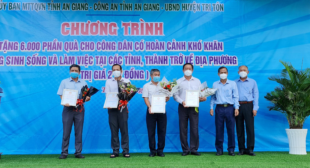 6.000 phần quà hỗ trợ người dân ngoài tỉnh về huyện Tri Tôn