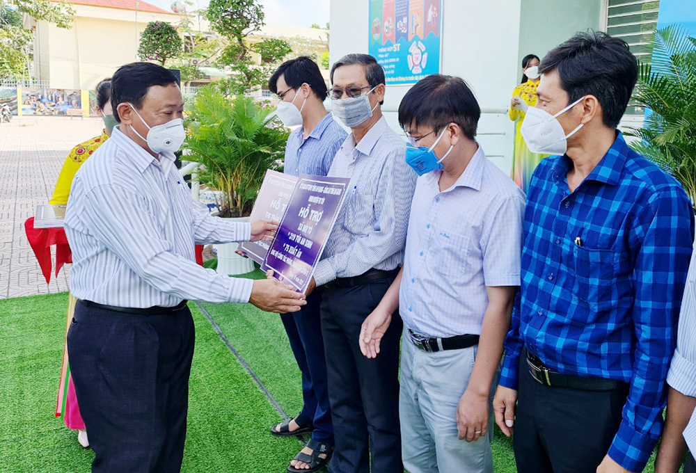 6.000 phần quà hỗ trợ người dân ngoài tỉnh về huyện Tri Tôn