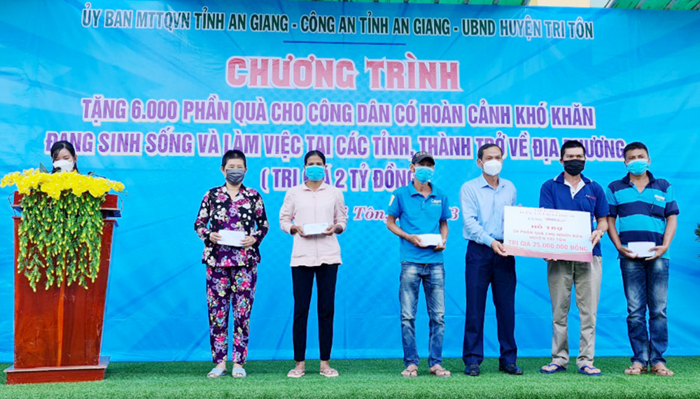6.000 phần quà hỗ trợ người dân ngoài tỉnh về huyện Tri Tôn