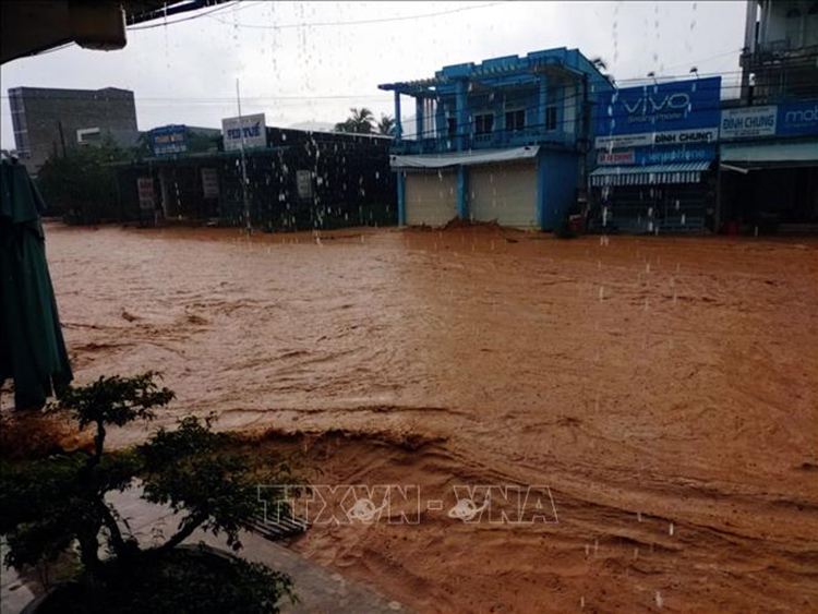 Không khí lạnh gây mưa to ở Trung Bộ, trời chuyển rét