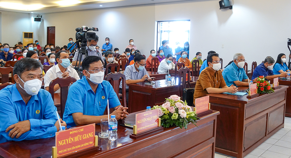 Liên đoàn Lao động tỉnh An Giang trao tặng “Túi an sinh công đoàn” cho đoàn viên, người lao động ảnh hưởng bởi dịch bệnh COVID-19