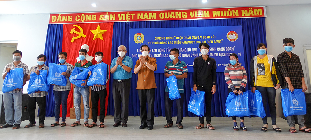 Liên đoàn Lao động tỉnh An Giang trao tặng “Túi an sinh công đoàn” cho đoàn viên, người lao động ảnh hưởng bởi dịch bệnh COVID-19