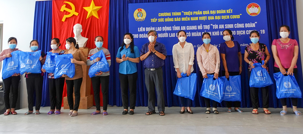Liên đoàn Lao động tỉnh An Giang trao tặng “Túi an sinh công đoàn” cho đoàn viên, người lao động ảnh hưởng bởi dịch bệnh COVID-19