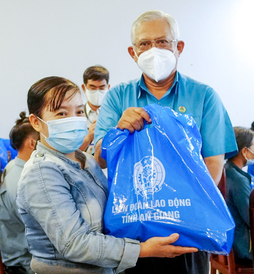 Liên đoàn Lao động tỉnh An Giang trao tặng “Túi an sinh công đoàn” cho đoàn viên, người lao động ảnh hưởng bởi dịch bệnh COVID-19